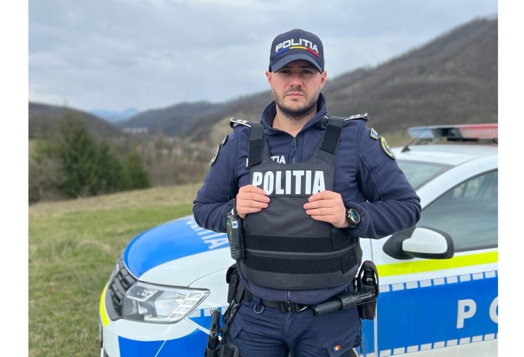 Polițistul erou Marius Pădurariu a salvat viața unui bărbat în stare critică! Mai rar așa polițist, jos pălăria!