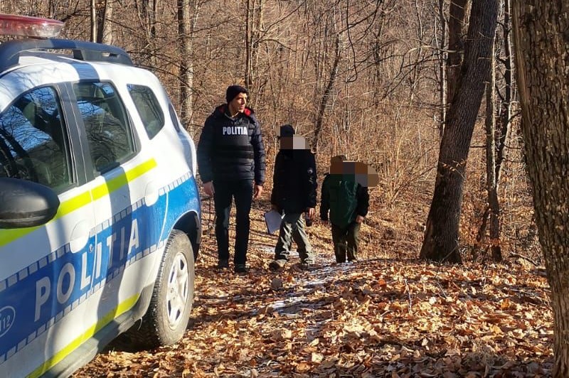 Un bărbat din Crișcior a fost urmărit ca în filme de polițiști: A abandonat mașina și a fugit în pădure!