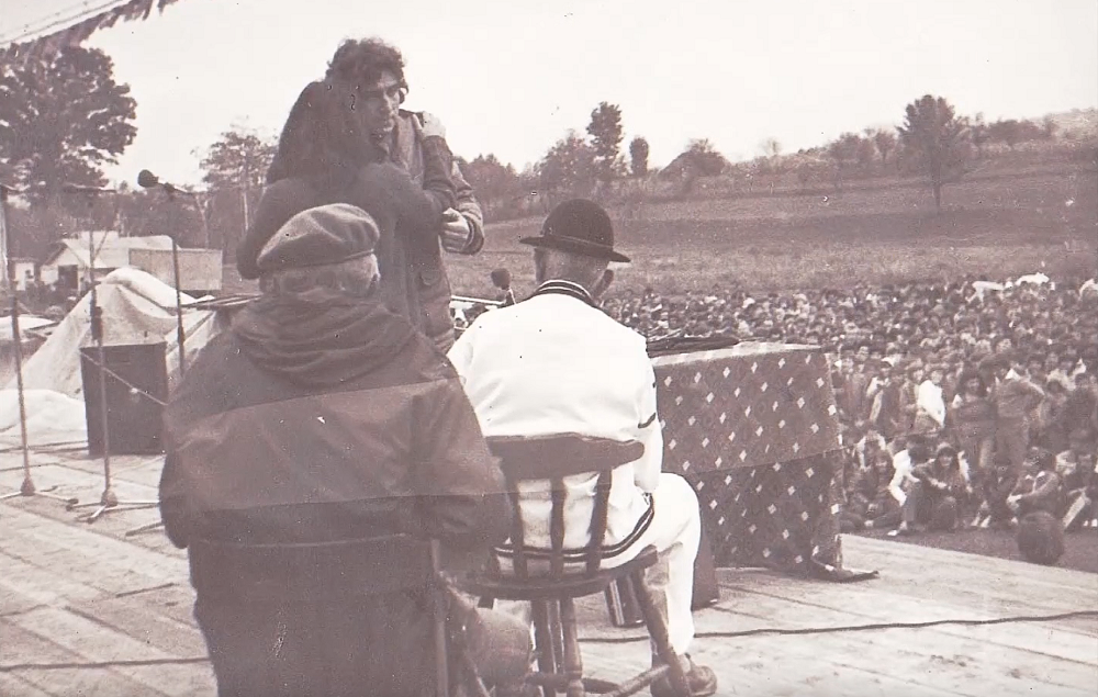 (FOTO) Cenaclul Flacăra la  Serbările Naționale de la Țebea din 1984 ! Adrian Păunescu era exaltat!