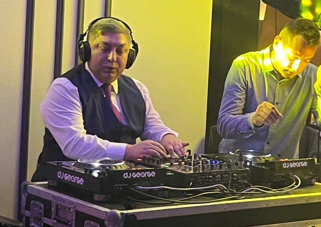 (VIDEO) DJ Alin Tișe a mixat din nou, la petrecerea de 8 martie!