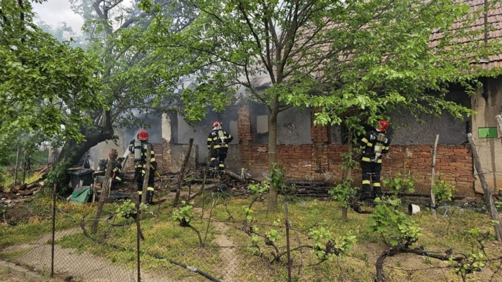 Incendiu la o locuință din Cetariu: Jarul căzut dintr-o sobă a provocat incendiul