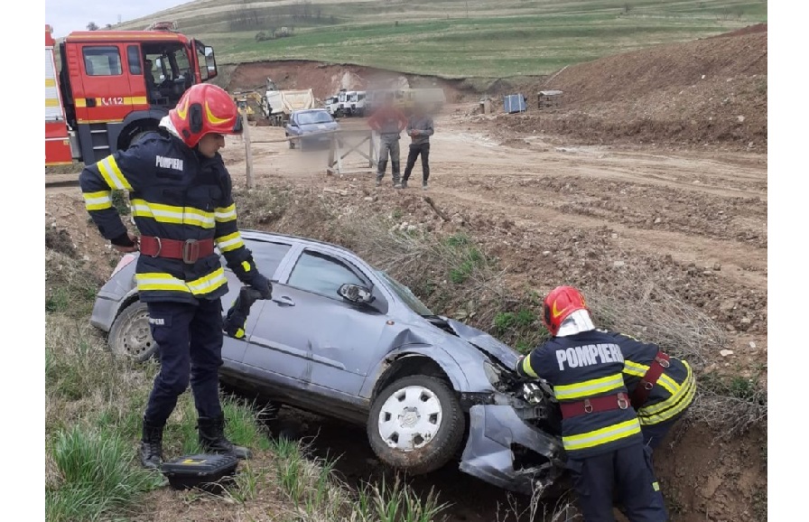 Accident cu două mașini în Huedin: O mașină a plonjat în șanț și trei pasageri au ajuns la spital!
