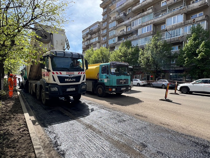 Se continuă lucrările de asfaltare, reparații străzi și trotuare în municipiul Deva