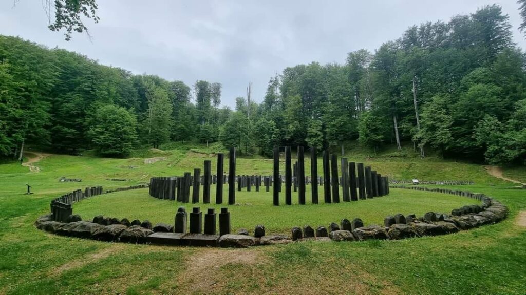 Verde peste tot la Sarmizegetusa Regia, loc încărcat de istorie și legende: Turiștii sunt așteptați!