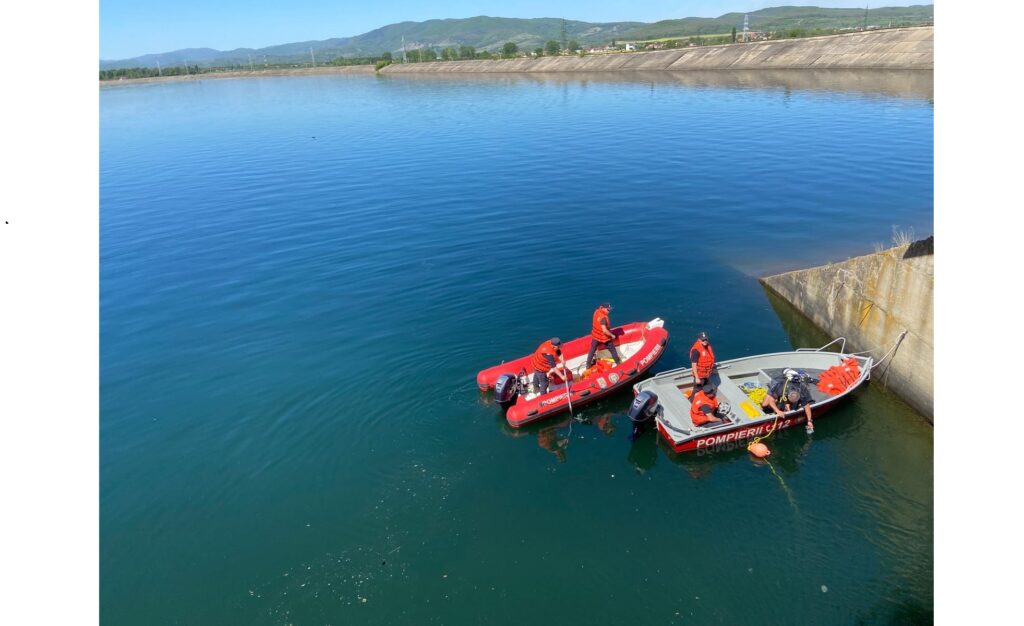 A fost reluată căutarea persoanei posibil înecată în Barajul Hațeg