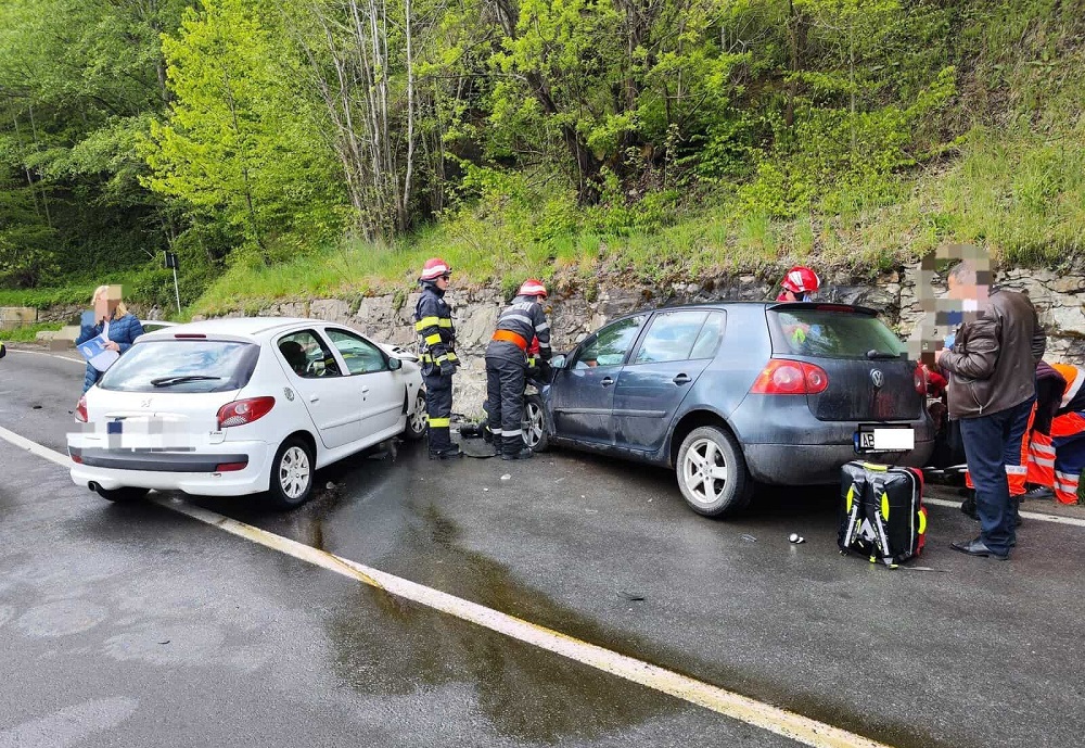 Accident între două mașini pe DN75: Trei persoane au fost rănite!