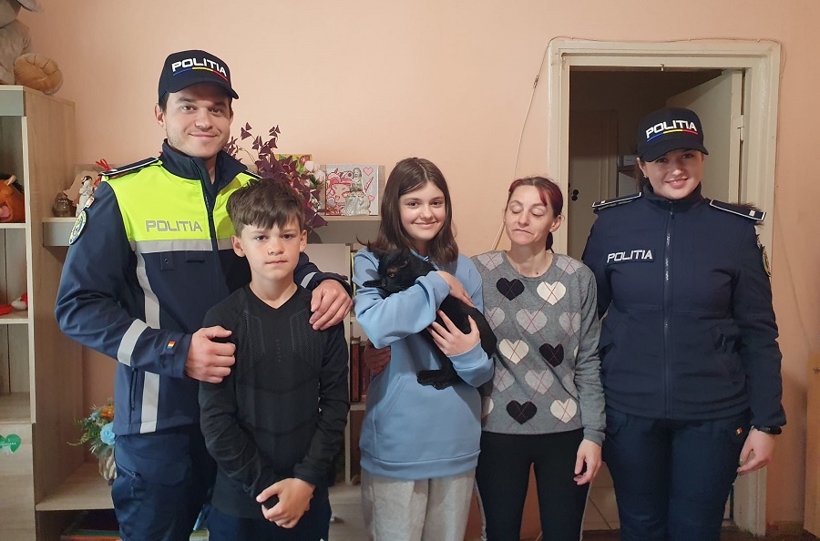 Poliţiştii hunedoreni au venit în ajutorul unei mame cu doi copii, victimă a violenţei domestice, nevoită să fugă din calea unui soț violent