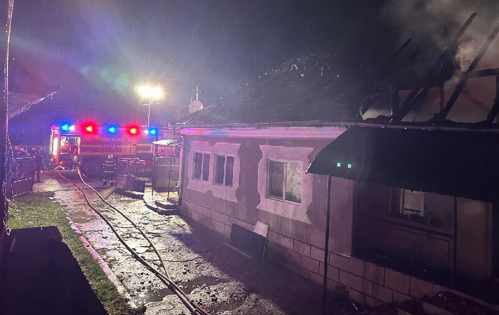 Mai multe imobile dintr-o gospodărie din Gilău au luat foc azi-noapte