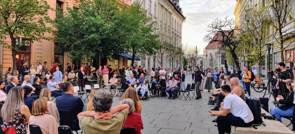 Între Clujul Verde și Clujul Betoanelor: Societatea civilă a ocupat strada Universității cu candidații la primărie în stradă: Emil Boc a spus pas!