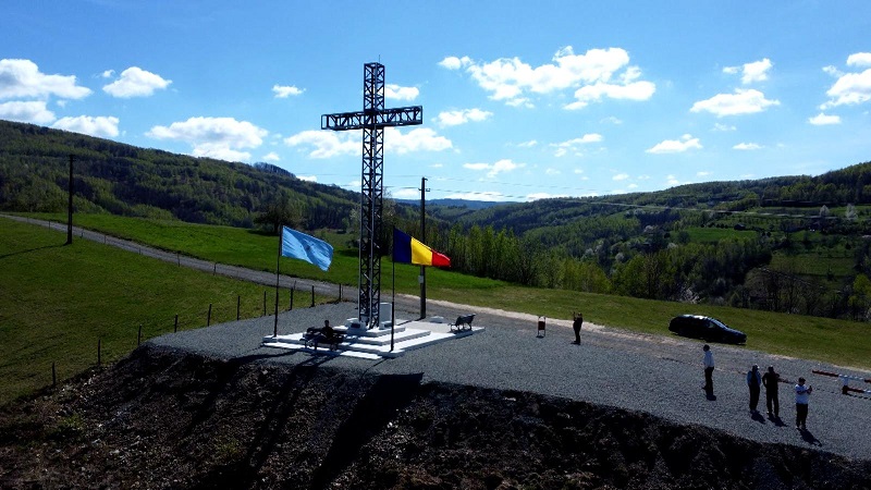 O cruce uriașă de 13 metri şi 3 tone a fost ridicată între Cluj și Bihor, în Bucea
