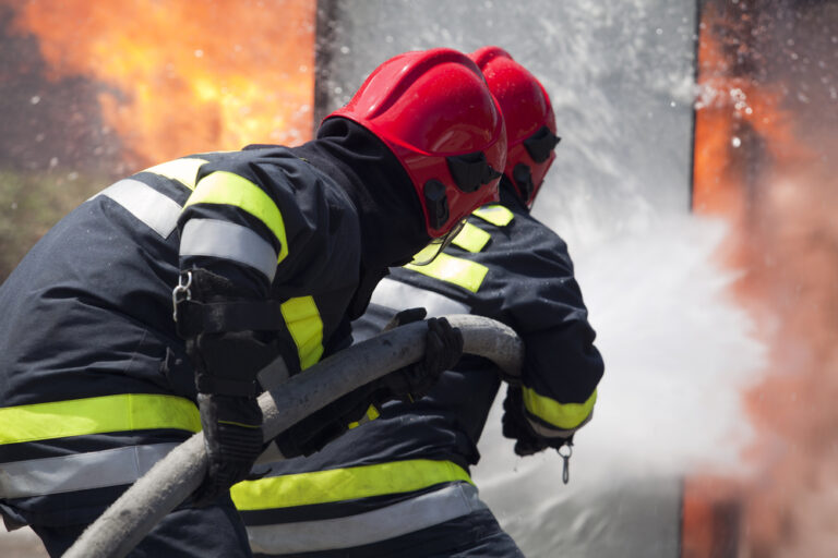 Incendiu în Aiud: Un autoturism a fost cuprins de flăcări, pompierii au intervenit de urgență!