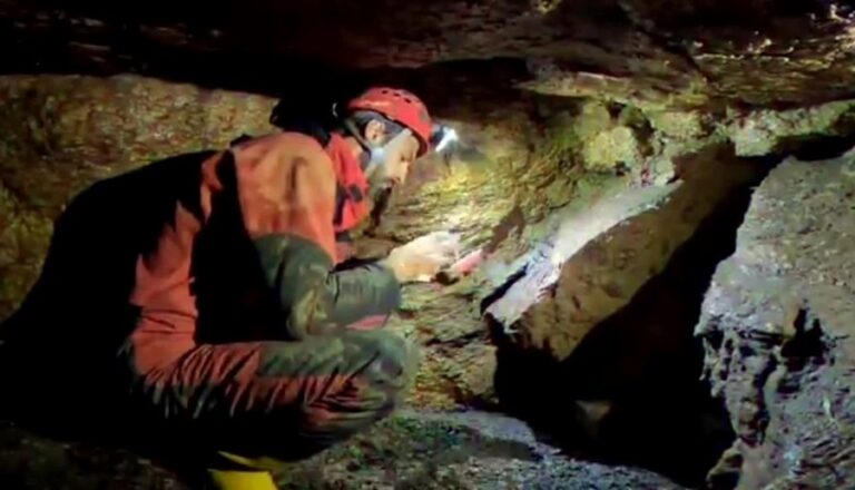 O peșteră-unicat a fost descoperită de speologi în Moneasa: Avenul Teia este o peșteră de circa 1,3 km
