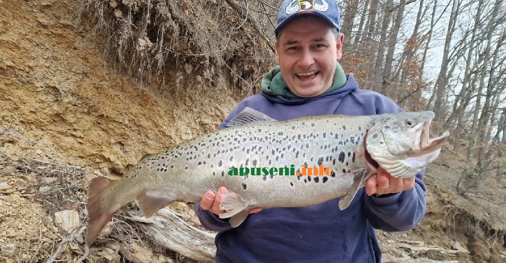 Un alt păstrăv monstru de 106 cm a fost capturat în Tarnița. Vasile Ilea: Mai sunt păstrăvi de 1,6-1,7 metri!