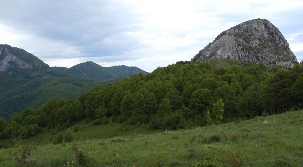 Piatra Cetii este o formațiune naturală impresionantă situată în Munții Trascău