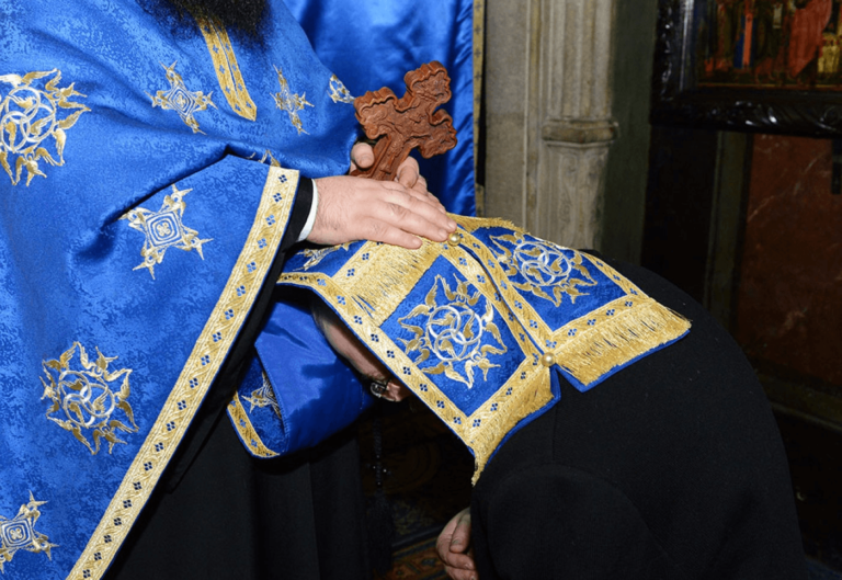 Un preot a refuzat să spovedească o femeie de 87 de ani, venită în cârje. Motivul? Nu aparţinea de sectorul său pastoral!
