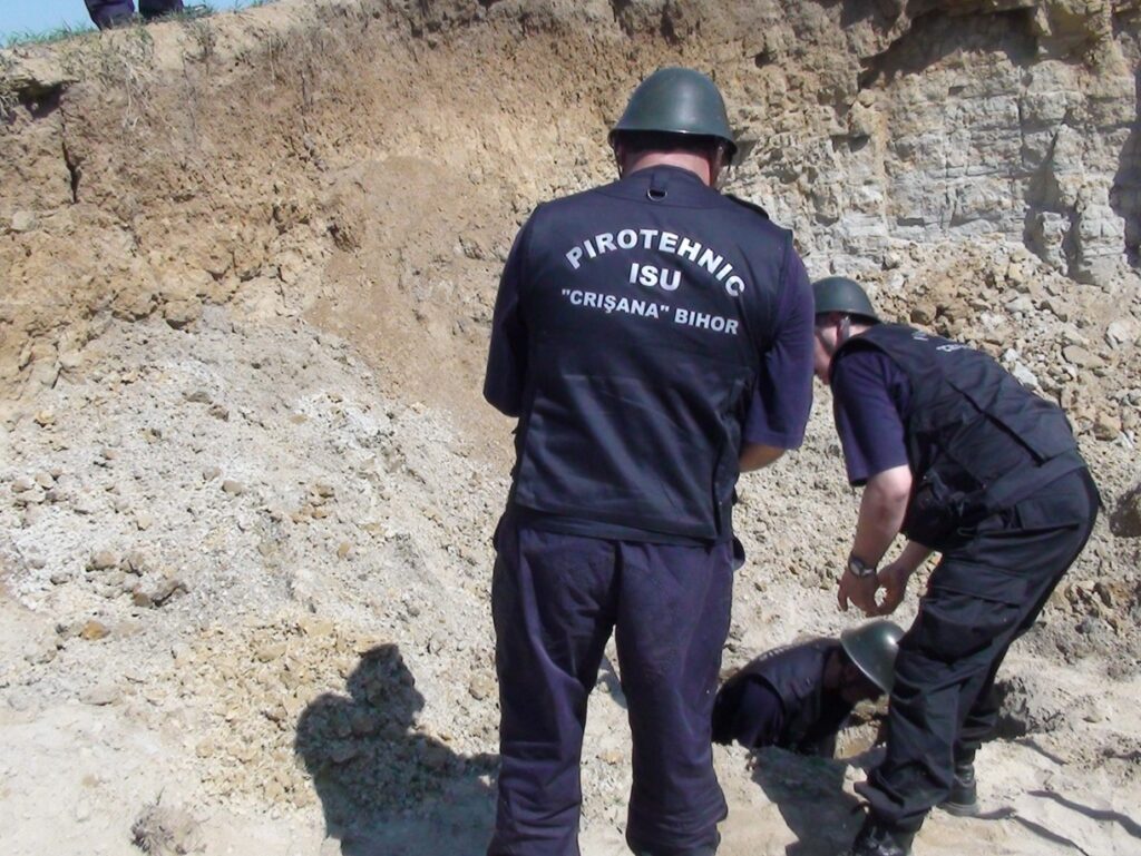 Un proiectil exploziv, în stare de funcționare, a fost descoperit în incinta unei balastiere în Beiuș
