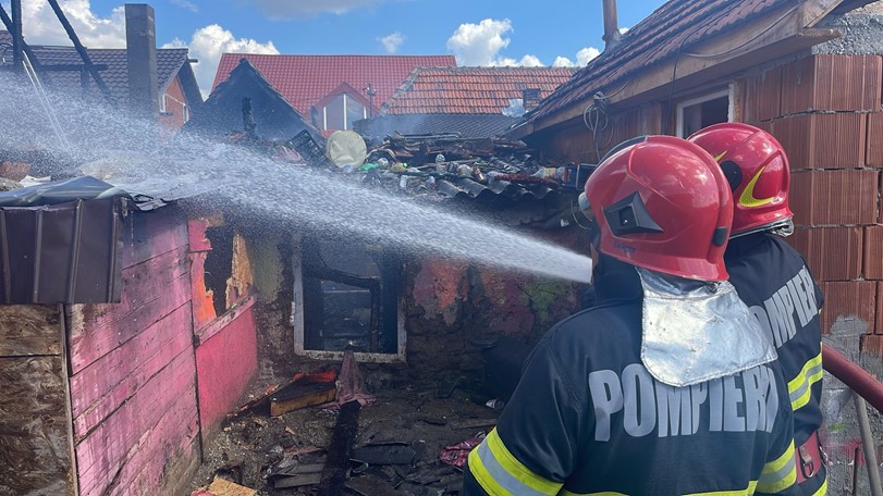 Septuagenară găsită decedată în urma unui incendiu izbucnit în Sântandrei