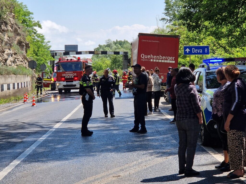 Accident pe DN76 Deva – Brad: Un TIR, o dubiță și o mașină au fost implicate!