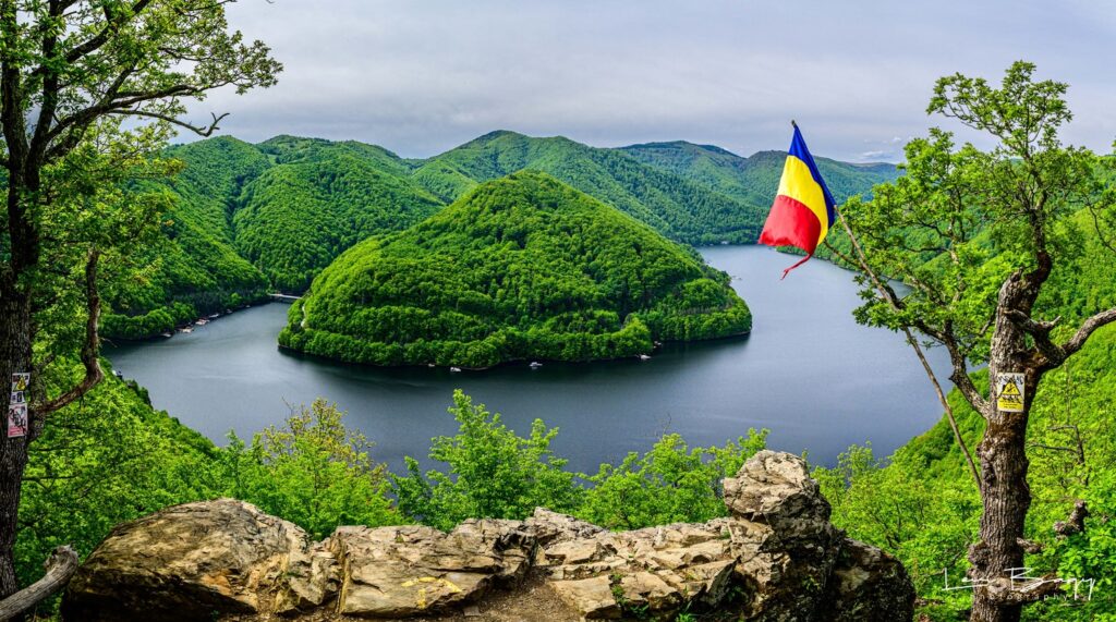 Verde infint și lacul de smarald din Apuseni. FOTO de la Piatra Corbilor și Lacul Tarnița