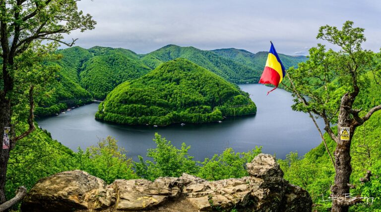 Verde infint și lacul de smarald din Apuseni. FOTO de la Piatra Corbilor și Lacul Tarnița