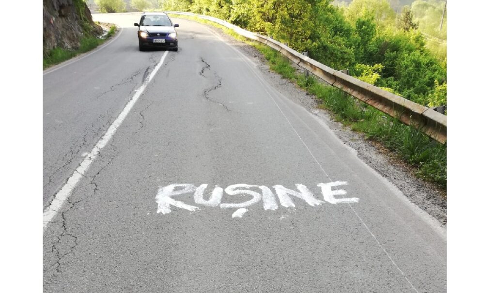 Moții bat iar obrazul „jupânilor” care conduc  Alba: Au vopsit cu „RUȘINE” DN75, un drum național aflat într-o stare precară.