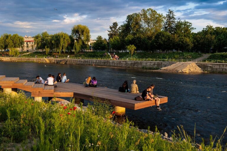 Malurile Someșului sunt superbe: Maci, flori colorate, nisip și vreme bună într-o zi faină de mai