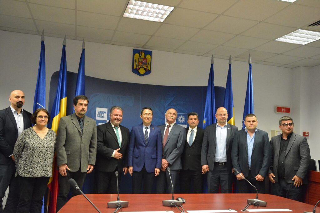Chinezii au pus steagul la Consiliul Județean Cluj, apoi au inaugurat Camera de Comerț și Industrie România – China