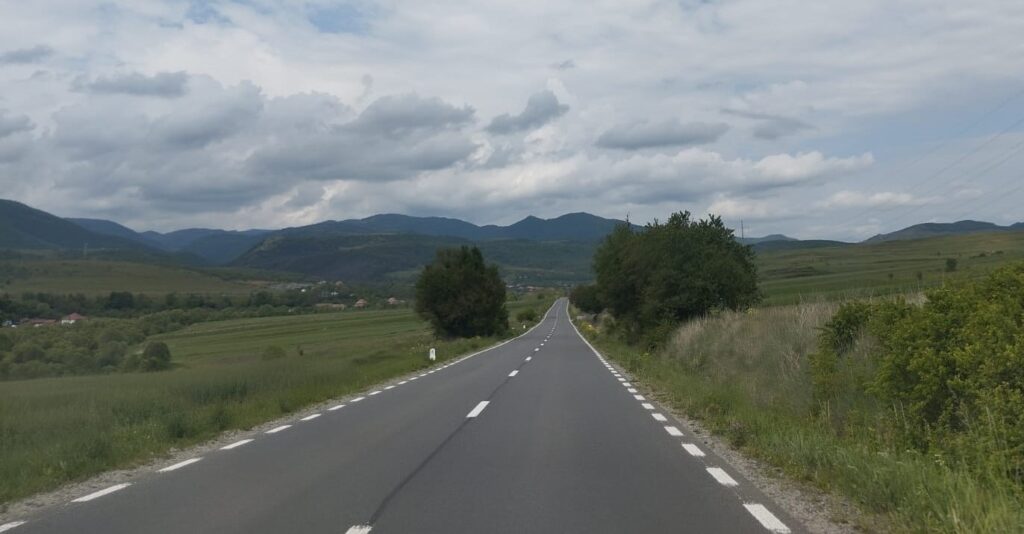 Cel mai frumos drum de deal din Ardeal e dat în funcțiune! Drumul Băișorii parcurge o zonă superbă de la poalele Apusenilor!