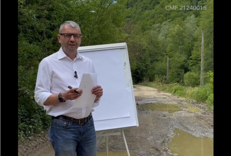 (VIDEO) Drumul Regelui din Țara Zarandului arată ca după bombardamentul din Bahmut! Călin Marian: „Este nevoie să mișcăm lucrurile!”