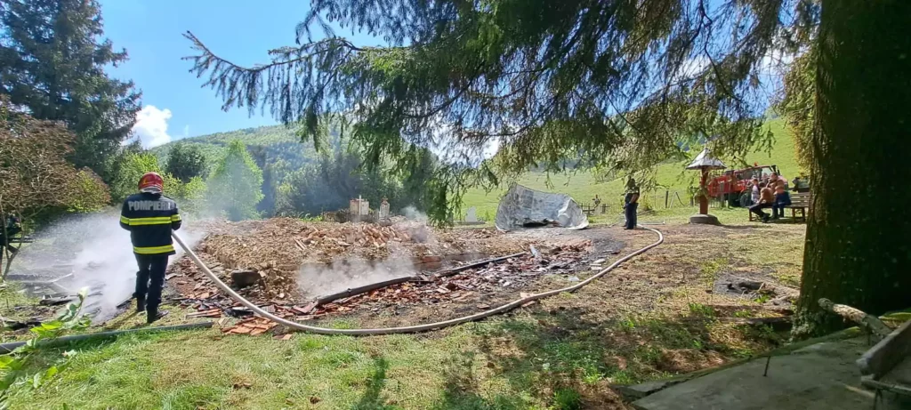 O biserică de lemn din Apuseni a ars în totalitate