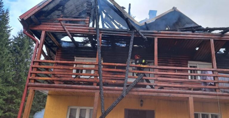 Incendiu în Arieșeni: Arde acoperișul unei locuințe!