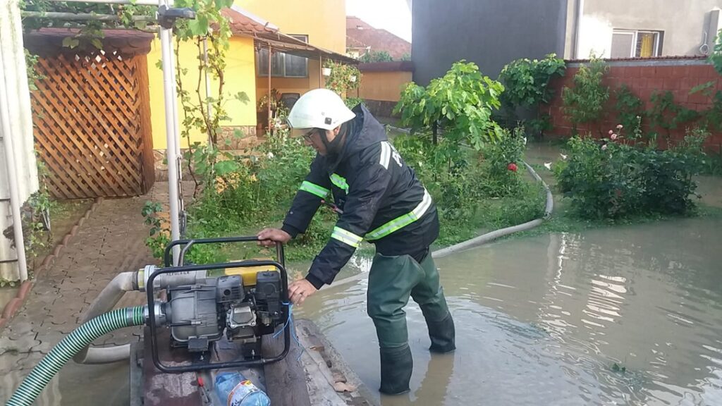 Pompierii bihoreni au evacuat apa din mai multe gospodării din zona Beiuș – Ștei