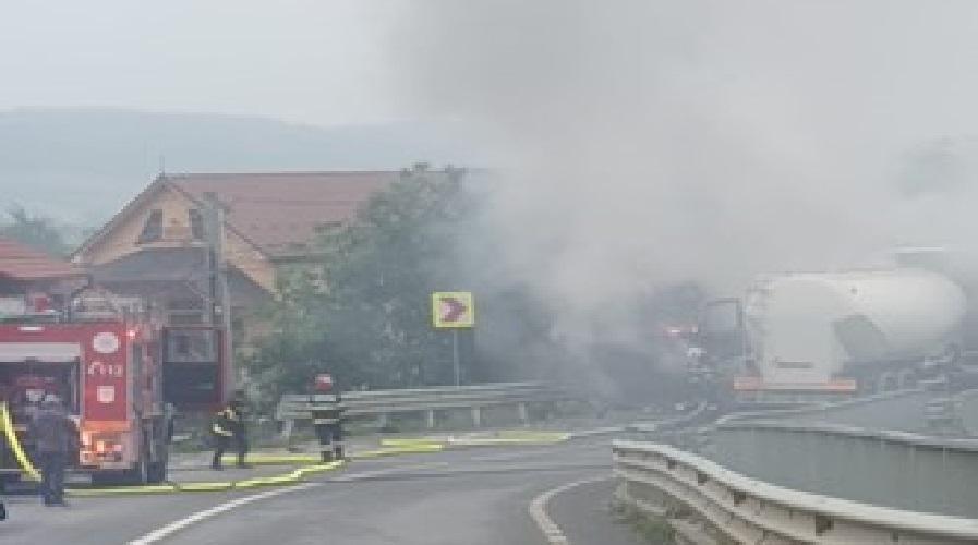 Accident între două autovehicule, urmat de incendiu, în Ceica