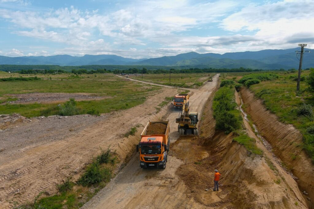 (VIDEO) Au început lucrările la infrastructura Parcului de Specializare Inteligentă din Ștei