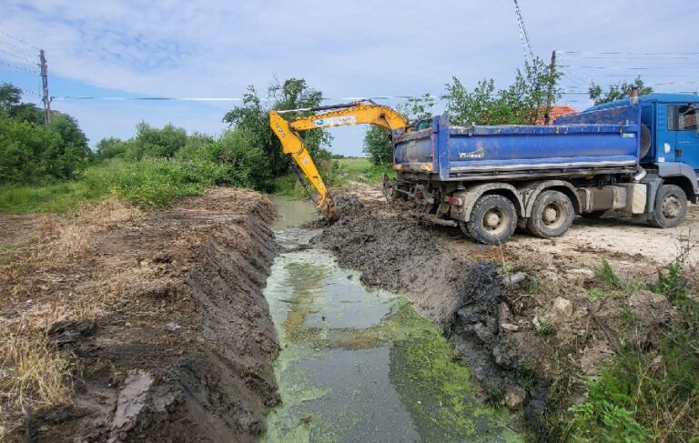 Se continuă lucrările de decolmatare și de consolidare pe râurile din bazinul Crișuri