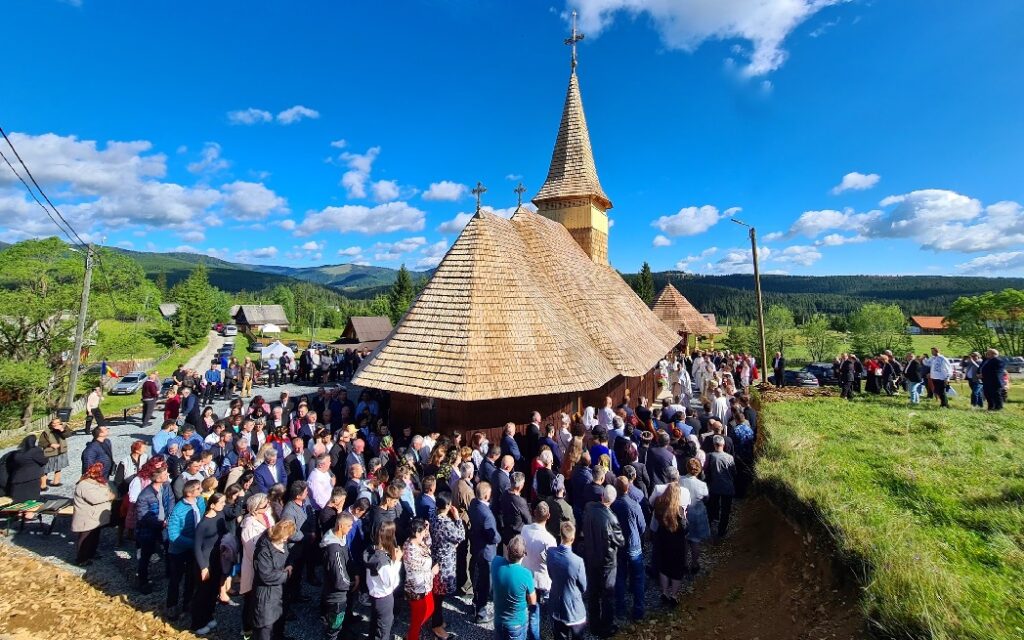 S-a sfințit biserica de lemn „Sfinții Apostoli Petru și Pavel” din Smida, Beliș
