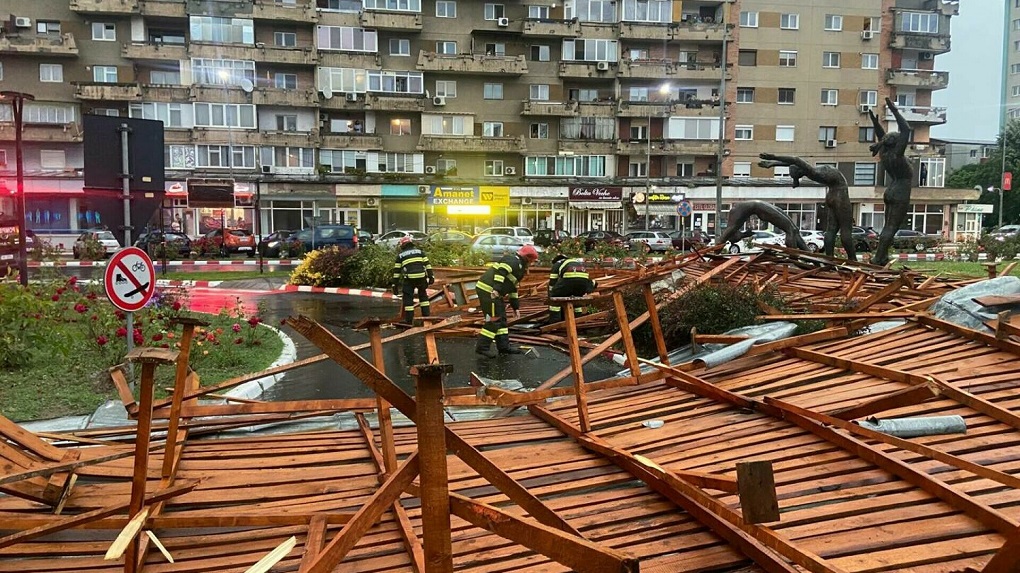 Cod roșu de vijelie: Mai mulți copaci au căzut la pământ în Deva, Brad, Bătrâna şi Câmpuri Surduc!