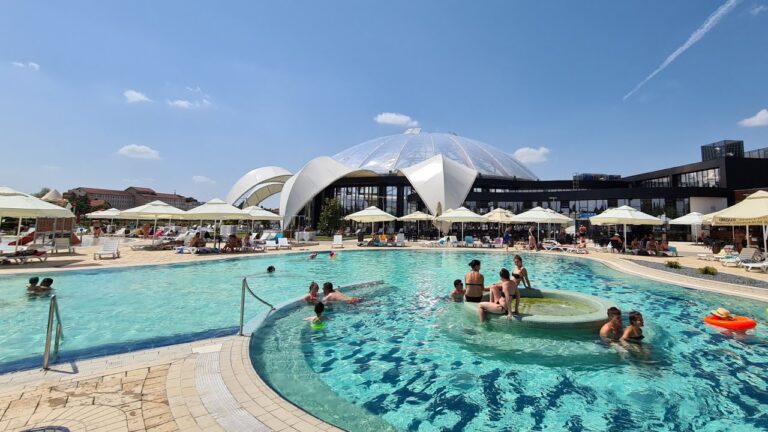 Perla apei termale din Transilvania: Pentru distracție și tratament vin turiști europeni an de an la Aquapark-ul Nymphaea din Oradea
