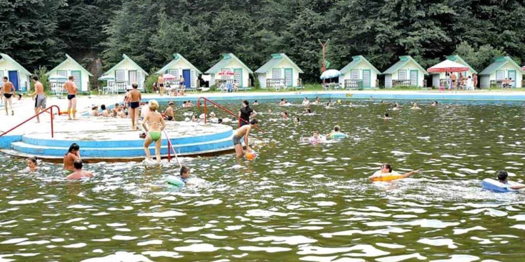 „Oltenia Ardealului”, stațiunea cu apă vindecătoare: Ce afecțiuni grele poate trata? Turiștii dau buzna!