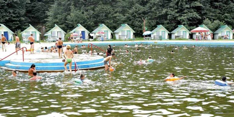 „Oltenia Ardealului”, stațiunea cu apă vindecătoare: Ce afecțiuni grele poate trata? Turiștii dau buzna!