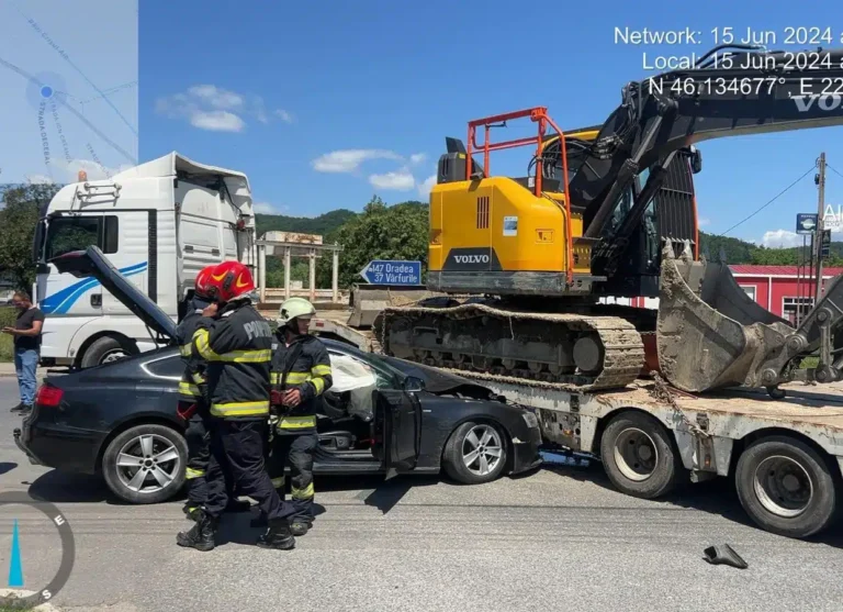 Accident în Brad, zona Gării, soldat cu trei răniți: O mașină a intrat într-un autocamion!