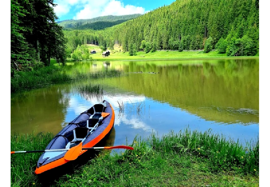 Colț de rai din Bucovina, un lac de munte format prin acumularea apei în depresiuni glaciare, la o altitudine de 1.380 de metri