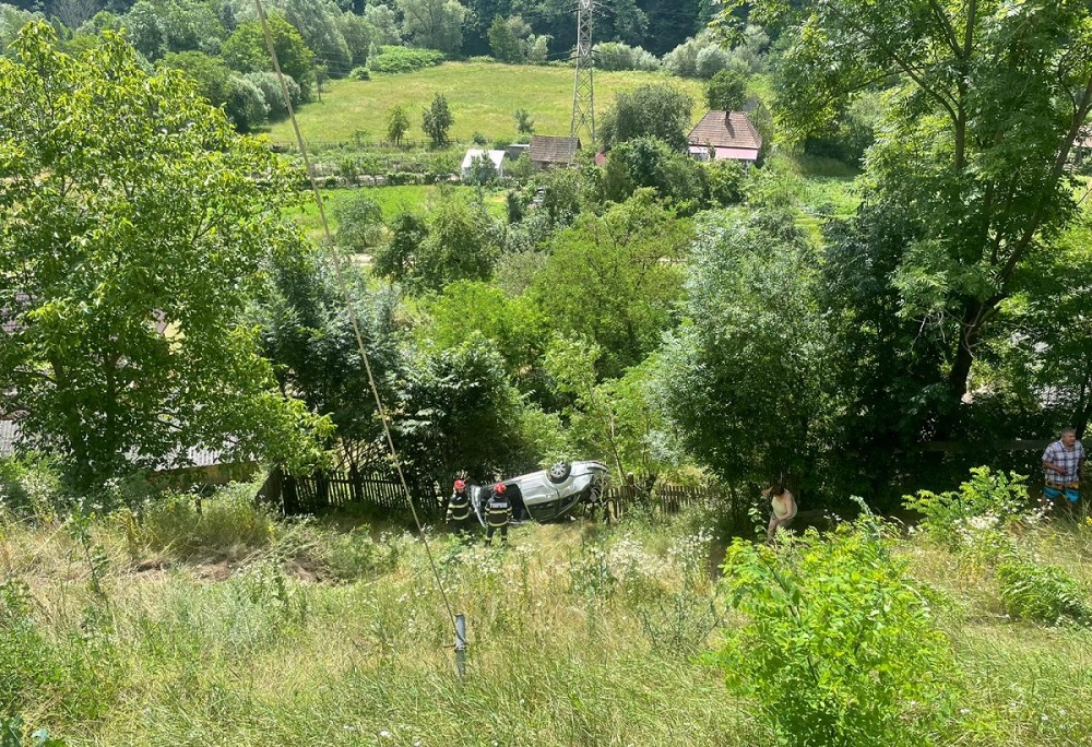 Accident pe DN75, în Muncelu: O mașină a căzut într-o râpă, două persoane sunt resuscitate!