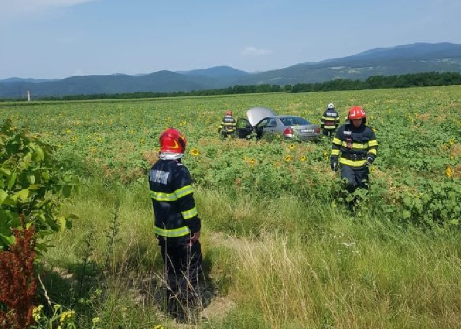  Accident pe DN7, în zona Vințu de Jos: O femeie a „zburat” cu mașina în miriște