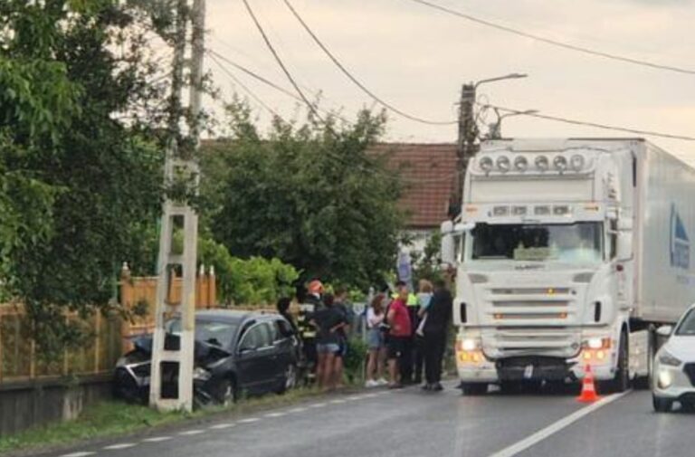 Accident pe DN1, în Gheghie: O mașină s-a oprit în stâlp, după impactul cu un TIR