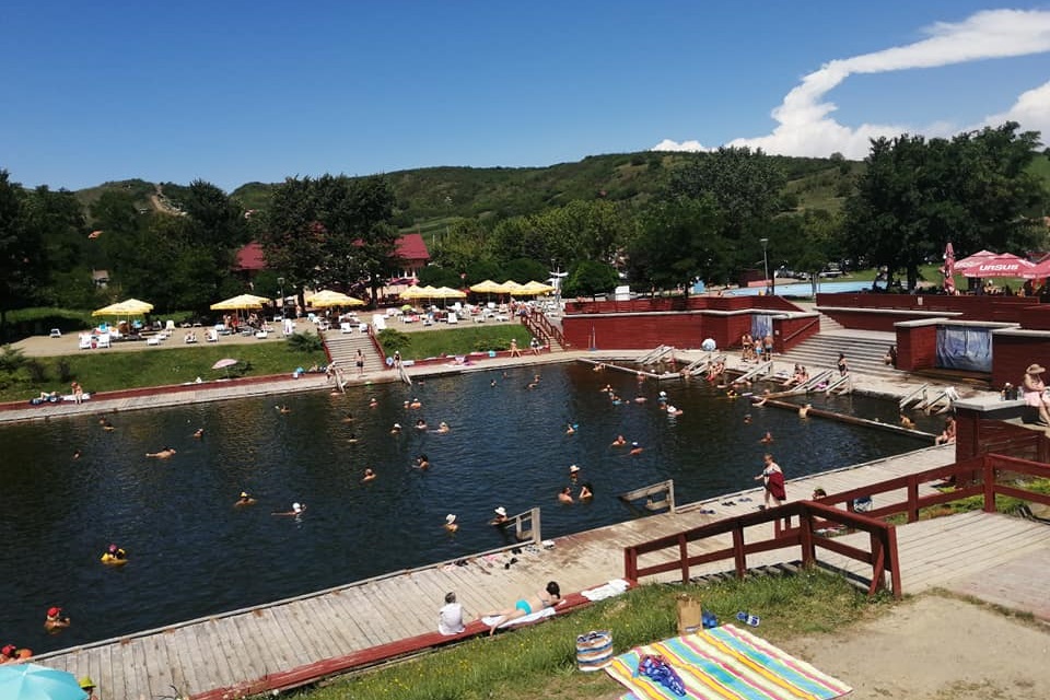 Băile Cojocna, la 10 minute de Cluj: Lacuri sărate, plaje și spații verzi, un loc ideal când este caniculă!