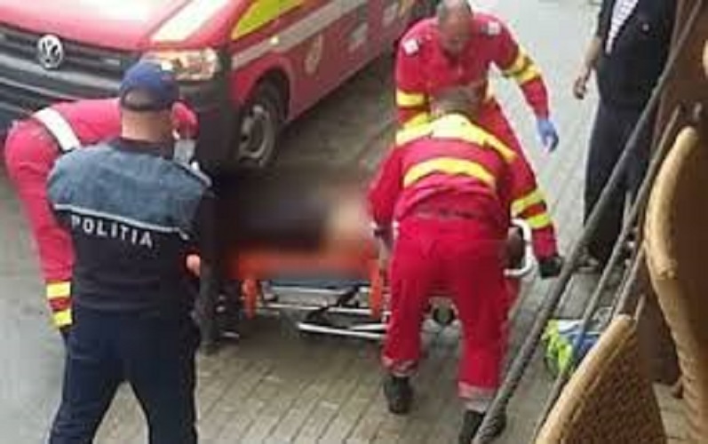 Un bărbat din Nucet s-a înjunghiat cu un cuțit pe o stradă din Ștei: Care a fost motivul?