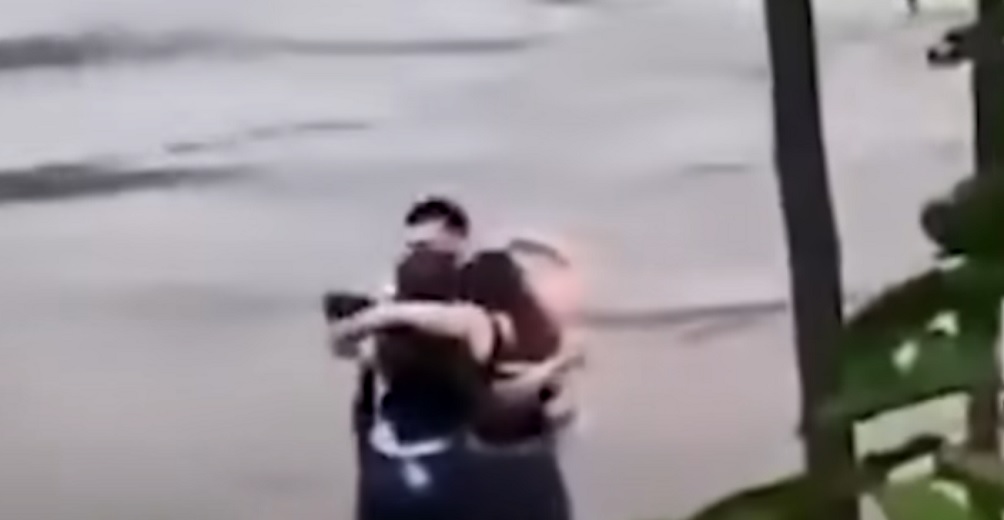 (VIDEO) Cei trei tineri români din Italia s-au îmbrățișat înainte de a fi uciși de viitură
