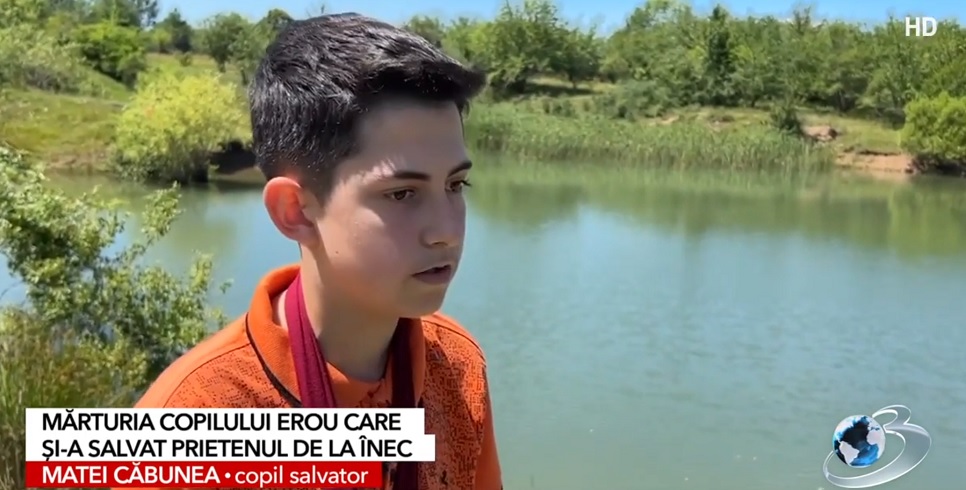 Un copil de 14 ani a sărit să-şi salveze prietenul de la înec, cu mâna în ghips: „Mi-am dat ghipsul jos și am sărit direct după el”