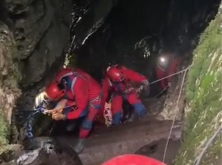 Amplu exercițiu de salvare din peșteră în Avenul cu spinare din Mărgău